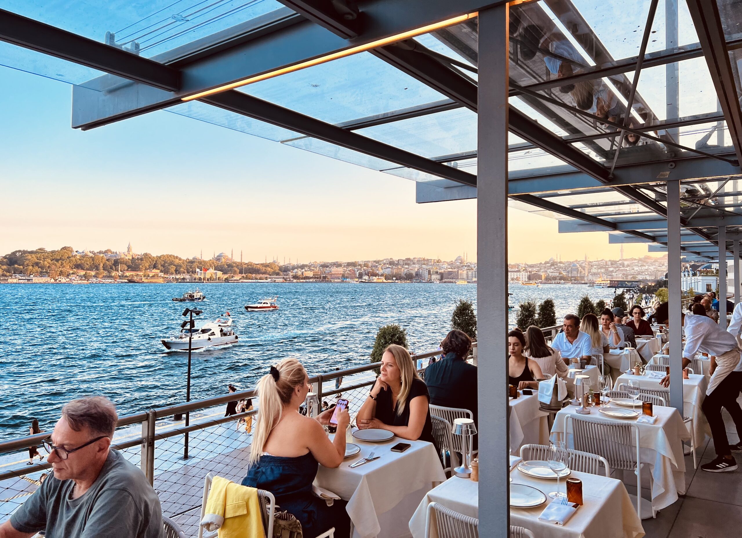 Boğaz manzaralı restoran terası ses ve görüntü sistemi