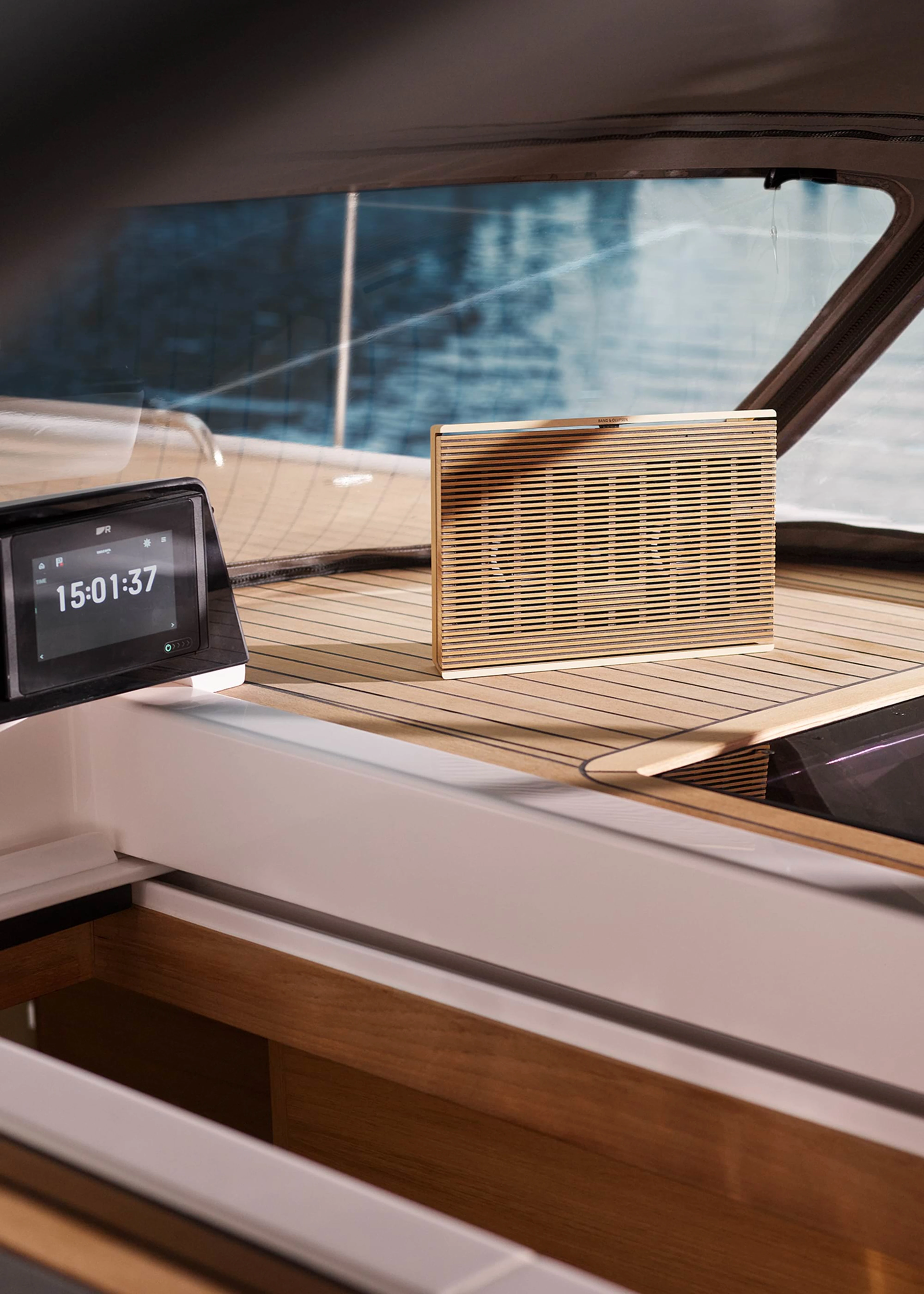 Yat güvertesinde Bang & Olufsen marine hoparlör