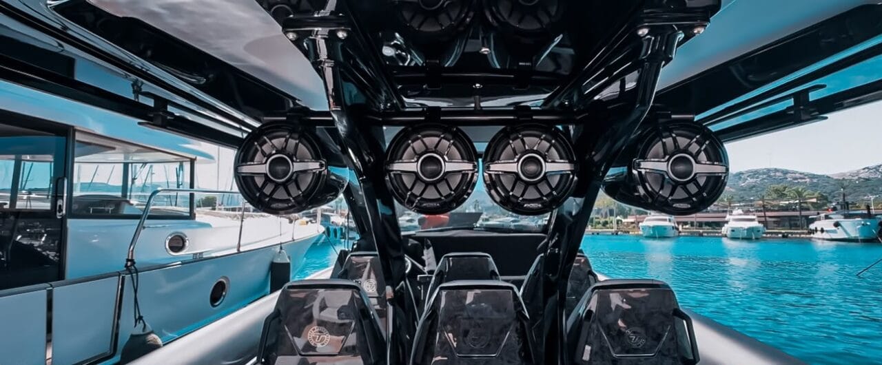 Technohull Alpha 50 rollbar üzerine monte JL Audio M6 880 hoparlörler