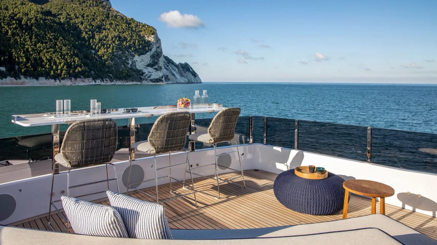 Güverte bar, Bowers & Wilkins Marine 8 hoparlör sistemi
